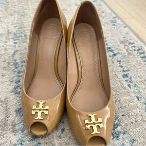 Tory Burch Gold Logo Tan Peep-Toe Heels